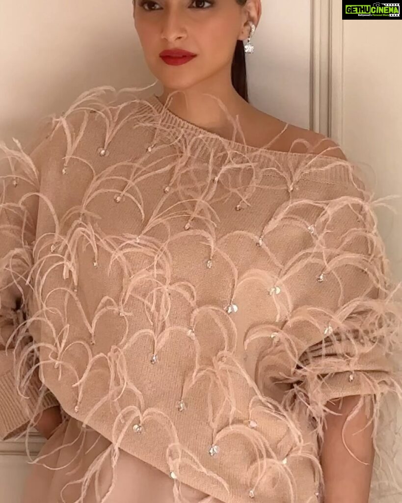 Sonam Kapoor Instagram - Valentino! @maisonvalentino @pppiccioli what a beautiful show Pierpaolo , thank you for having me there.. 😍👏