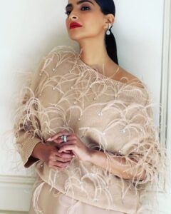 Sonam Kapoor Instagram - Valentino! @maisonvalentino @pppiccioli what a beautiful show Pierpaolo , thank you for having me there.. 😍👏