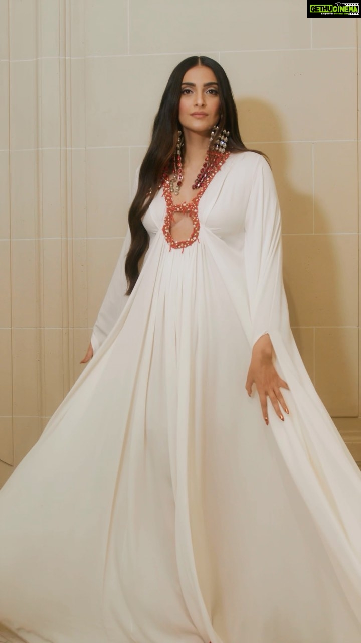 Sonam Kapoor Instagram - Last night in Paris, @maisonvalentino Friend of the House @sonamkapoor attended the #BoF500 gala in a striking white dress from the brand’s Resort 2024 collection, accented by stone clustered earrings from #ValentinoUnChateau. Come with us as she gets ready for the event. Video production @f2max Creative director @maximsap DOP @rogulskiproject Shangri-La Paris