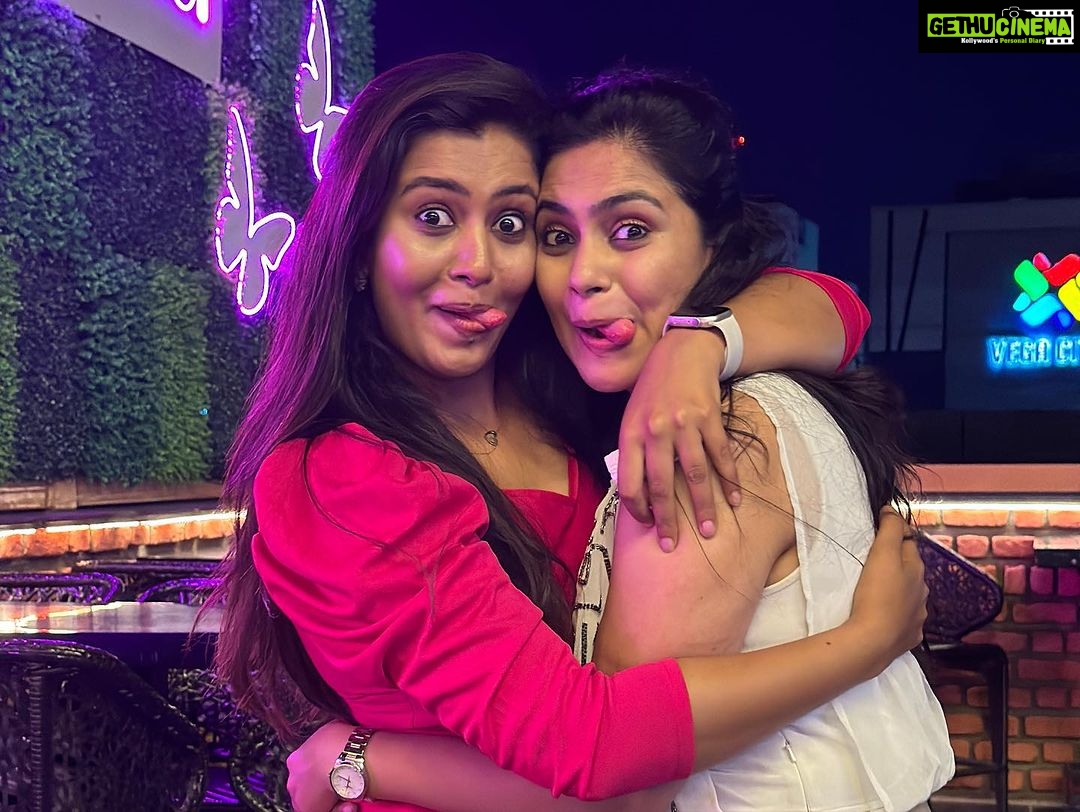 Sonu Gowda Instagram - Birthday are the special time to celebrate another year of life, creating memories, appreciate the people who makes our lives meaningful. As we grow old we have mix emotions as we feel more responsible however old we grow the younger ones are always baby to us.. n this is how we celebrated our baby birthday.. it’s her birthday, a day well spent with her loved ones.. finding joy in the present moment and embracing the beauty of happiness❤️ I wish only the best happy birthday monuuuuuu❤️ Bangalore, India