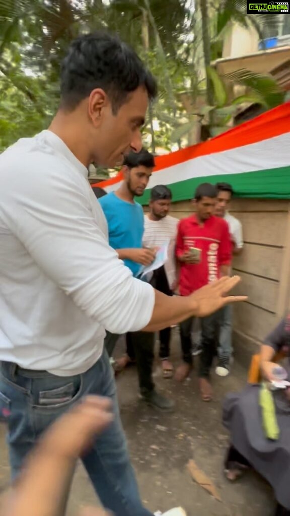 Sonu Sood Instagram - हर घर तिरंगा 🇮🇳 What better way to celebrate India’s Freedom with my family ❤️ #fateh Happy Independence Day 🇮🇳