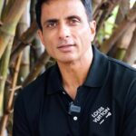 Sonu Sood Instagram - आइये ! हम सब कृष्ण के सुदामा बनकर श्री श्री रुक्मिणी द्वारकाधीश सेंटर में अपना नाम लिखवाये For donation scan the QR code in the video or click on this link : iskcondwarka.org/donation @iskcon.dwarka #IskconDwarka #NewTemple #CentreForHappiness #SudamaSevak