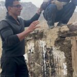 Sonu Sood Instagram - साले साहिब का घर बनाने का pressure ही कुछ और है 😂😂 #supportsmallbusiness #himachal