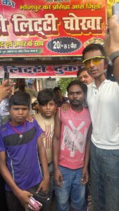 Sonu Sood Instagram - Exclusive LITTI CHOKHA franchise available 🩵
CEO:  Moti bhai from Bihar 😎 #bihar 
#supportsmallbusiness