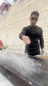 Sonu Sood Instagram - भटूरे और दोसे की फ्रैंचाइज़ चाहिये तो तुरंत संपर्क करें। 😂
#supportsmallbusiness