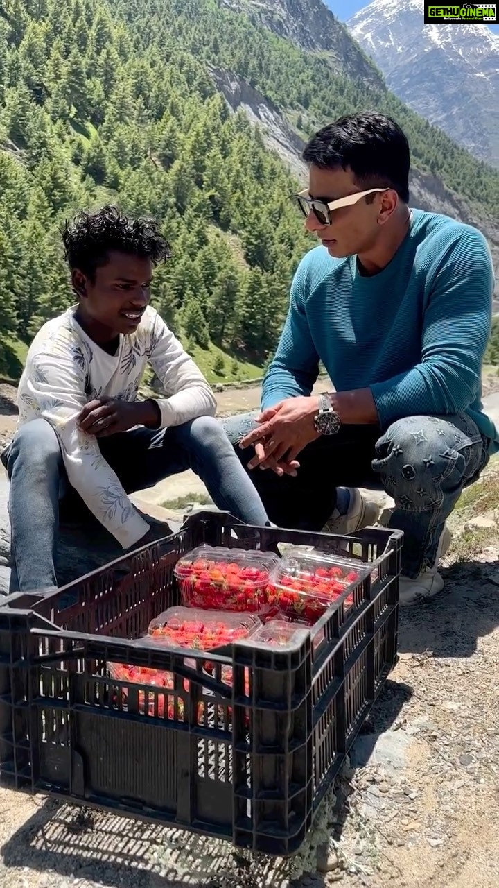 Sonu Sood Instagram - Anyone for Strawberries 🍓? बड़ा बिज़नेस है अपना 😜 #supportsmallbusiness