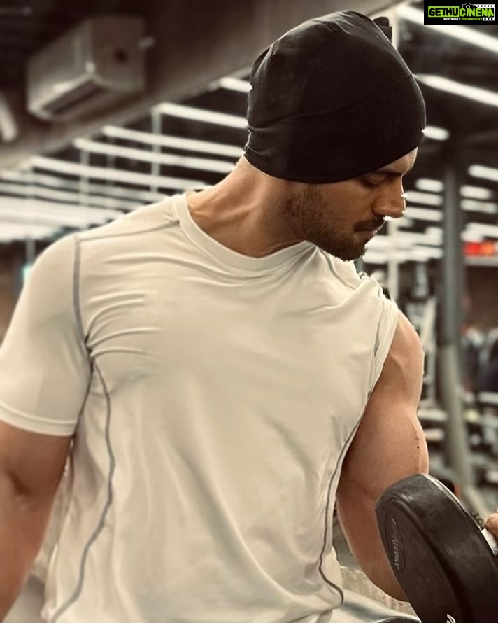 Sooraj Pancholi Instagram - You can’t last 2 minutes in my world B! #TYSON