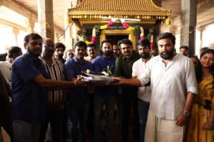 Soori Instagram - கதை நாயகனாக நான் நடிக்க இருக்கும் அடுத்த திரைப்படம், உங்கள் அனைவரின் ஆசீர்வாதங்களுடன், கும்பகோணத்தில் இனிதே தொடக்கம் . இறைவனுக்கு நன்றி 🙏 @sasikumardir @iamunnimukundan @Dir_dsk @larkstudios_  @roshniharipriyan @brigida_saga @revathyysharma