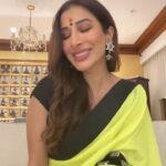 Sophie Choudry Instagram - As Navratri begins, sharing my version of an old fave (which was actually on one of my albums)🤓!! Wishing all those celebrating good health, good fortune & good times!! #Navratri #PariHoonMain #dandiya #trendingsongs #sophiechoudry Track by the brilliant @harryanand ❤️