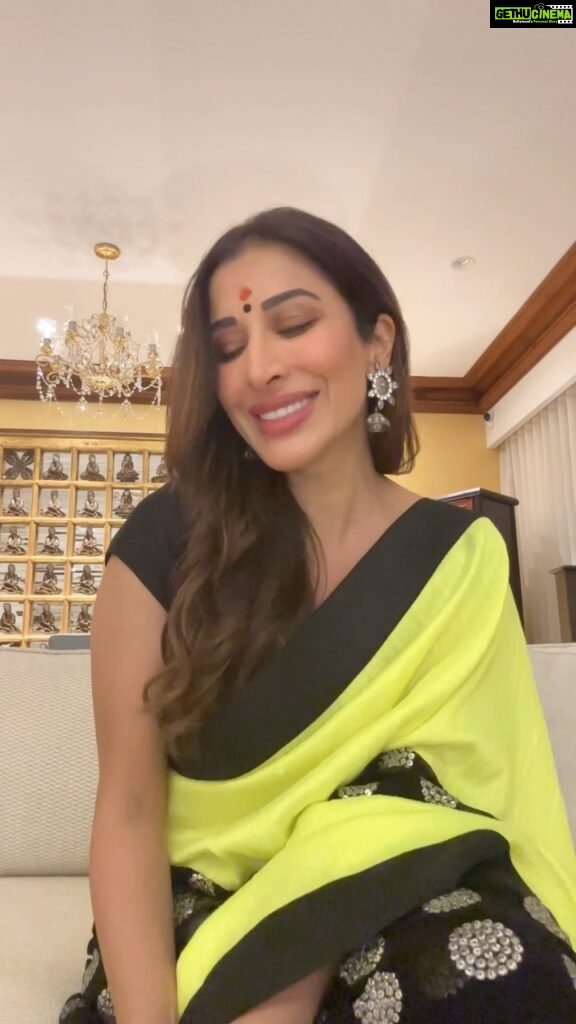 Sophie Choudry Instagram - As Navratri begins, sharing my version of an old fave (which was actually on one of my albums)🤓!! Wishing all those celebrating good health, good fortune & good times!! #Navratri #PariHoonMain #dandiya #trendingsongs #sophiechoudry Track by the brilliant @harryanand ❤
