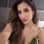 Sophie Choudry Instagram - Of selfies & desserts😍 #summervibes #london #dessertqueen #selfietime #sophiechoudry #sugarrush London, Unιted Kingdom