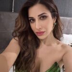 Sophie Choudry Instagram – Of selfies & desserts😍 

#summervibes #london #dessertqueen #selfietime #sophiechoudry #sugarrush London, Unιted Kingdom