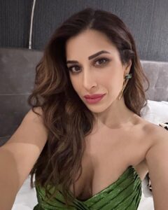 Sophie Choudry Instagram - Of selfies & desserts😍 #summervibes #london #dessertqueen #selfietime #sophiechoudry #sugarrush London, Unιted Kingdom