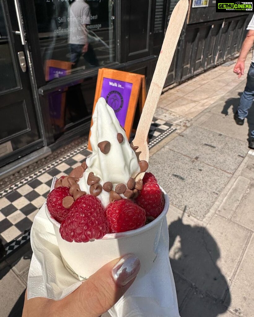 Sophie Choudry Instagram - Of selfies & desserts😍 #summervibes #london #dessertqueen #selfietime #sophiechoudry #sugarrush London, Unιted Kingdom