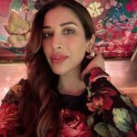 Sophie Choudry Instagram - Of selfies & desserts😍 #summervibes #london #dessertqueen #selfietime #sophiechoudry #sugarrush London, Unιted Kingdom