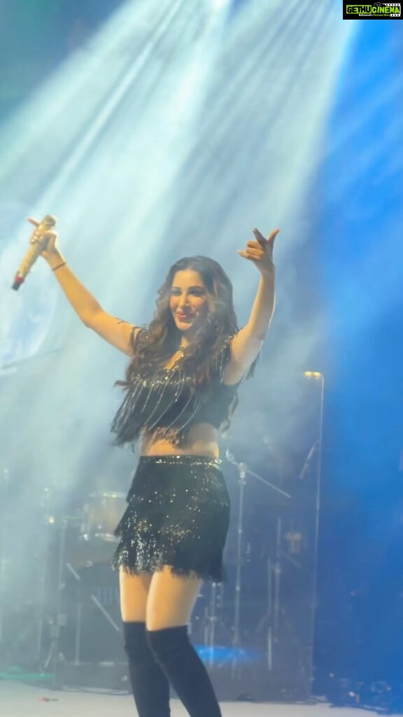 Sophie Choudry Instagram - When the audience gives you that insane energy🔥🎤 🤩 #giglife #sophielive #dummaarodum #bollywoodsongs #retro #whatanight #gratitude #lovewhatido