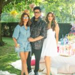 Sophie Choudry Instagram – Picnics in the park💕 #London #summertime 

Tku Shaz & Shayan.. as always the most incredible hosts💕
#london #vacaymode #picnic #sophiechoudry #summering Grosvenor Square