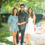 Sophie Choudry Instagram - Picnics in the park💕 #London #summertime Tku Shaz & Shayan.. as always the most incredible hosts💕 #london #vacaymode #picnic #sophiechoudry #summering Grosvenor Square