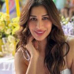 Sophie Choudry Instagram - Picnics in the park💕 #London #summertime Tku Shaz & Shayan.. as always the most incredible hosts💕 #london #vacaymode #picnic #sophiechoudry #summering Grosvenor Square