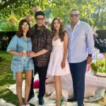 Sophie Choudry Instagram - Picnics in the park💕 #London #summertime Tku Shaz & Shayan.. as always the most incredible hosts💕 #london #vacaymode #picnic #sophiechoudry #summering Grosvenor Square