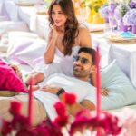 Sophie Choudry Instagram - Picnics in the park💕 #London #summertime Tku Shaz & Shayan.. as always the most incredible hosts💕 #london #vacaymode #picnic #sophiechoudry #summering Grosvenor Square