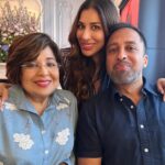 Sophie Choudry Instagram - Happy birthday to my world… love you so much Mama. All of us together on your bday after so many years… Wish you all the happiness and health in the world. You are our everything❤️❤️❤️ #happybdaymama #mamasgirl #london MiMi Mei Fair