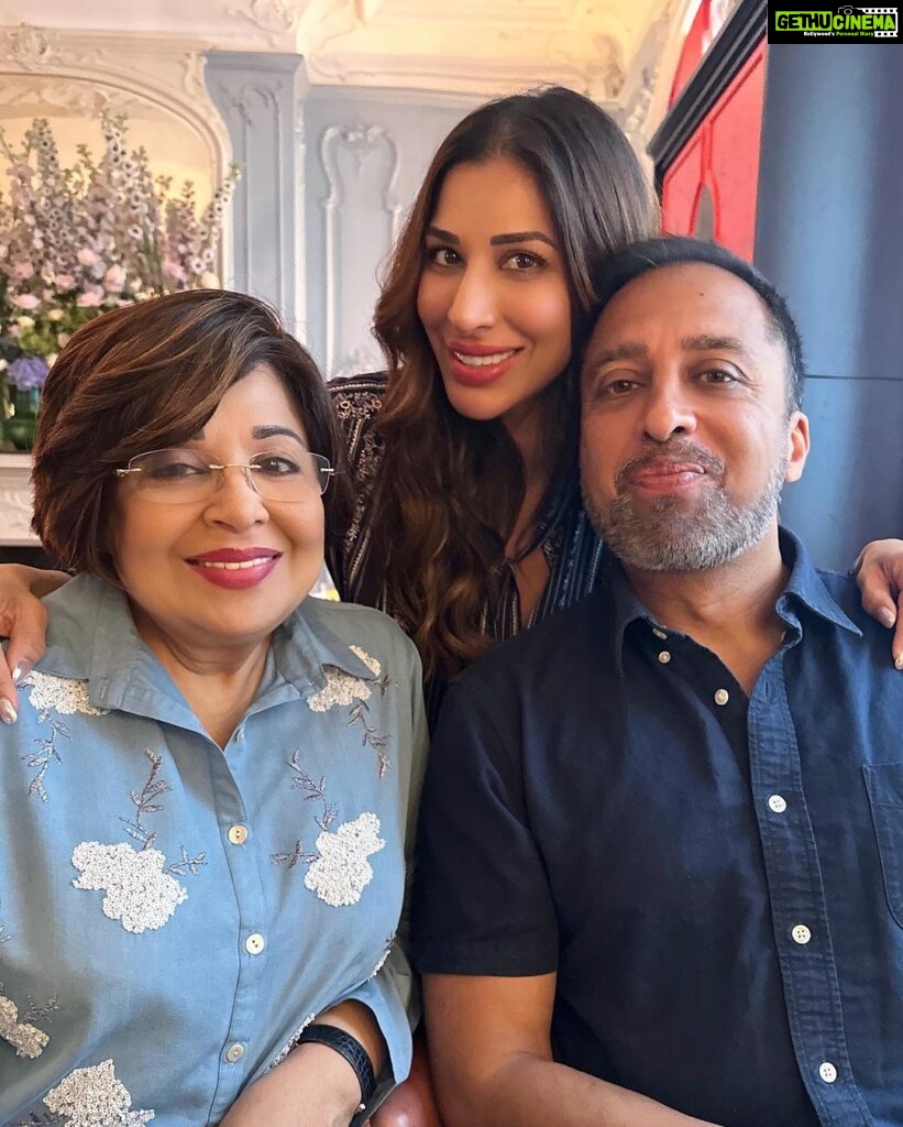 Sophie Choudry Instagram - Happy birthday to my world… love you so much Mama. All of us together on your bday after so many years… Wish you all the happiness and health in the world. You are our everything❤️❤️❤️ #happybdaymama #mamasgirl #london MiMi Mei Fair