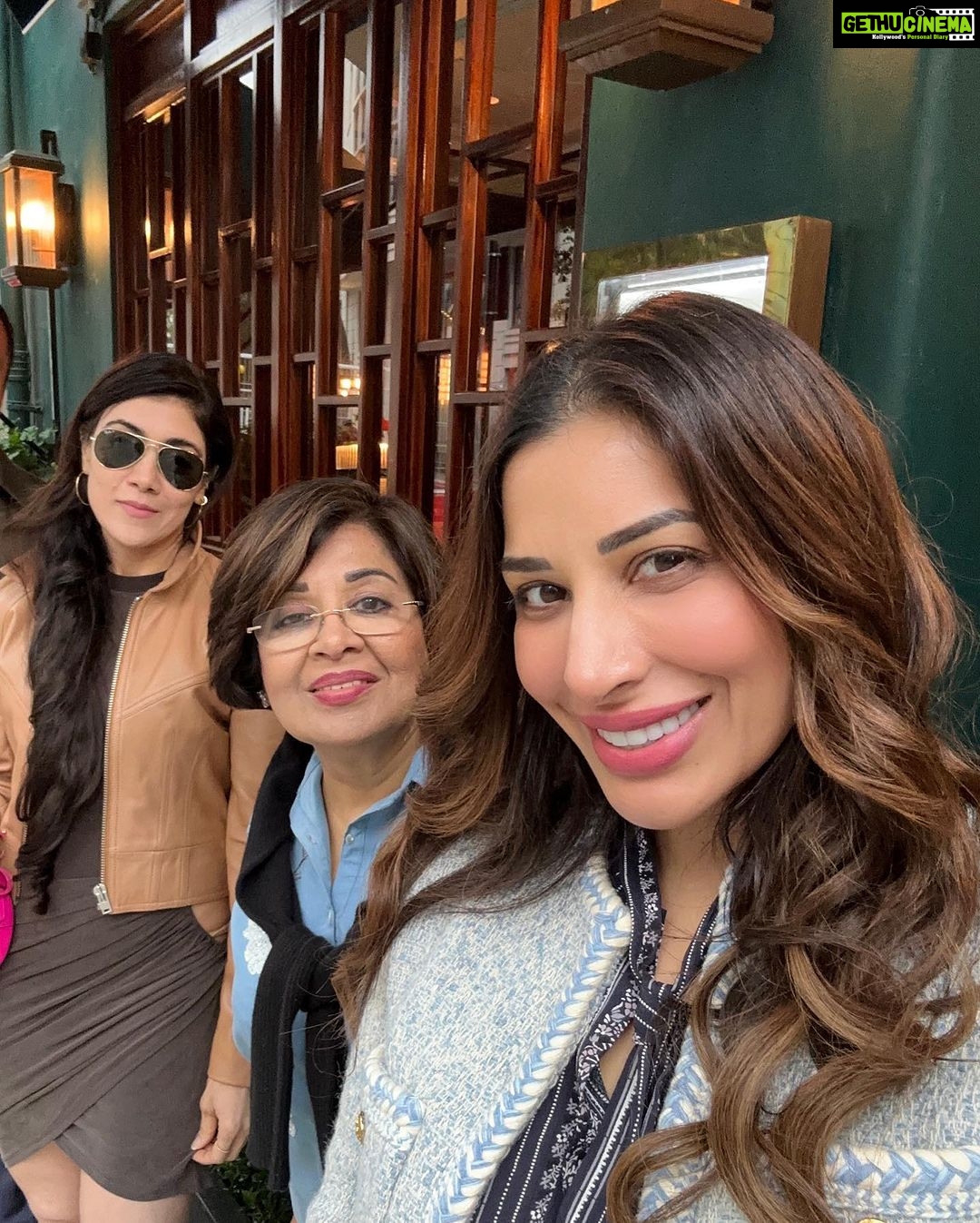 Sophie Choudry Instagram - Happy birthday to my world… love you so much Mama. All of us together on your bday after so many years… Wish you all the happiness and health in the world. You are our everything❤️❤️❤️ #happybdaymama #mamasgirl #london MiMi Mei Fair