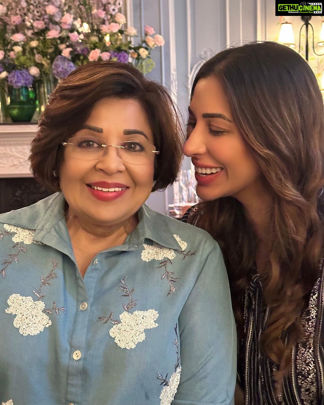 Sophie Choudry Instagram - Happy birthday to my world… love you so much Mama. All of us together on your bday after so many years… Wish you all the happiness and health in the world. You are our everything❤️❤️❤️ #happybdaymama #mamasgirl #london MiMi Mei Fair