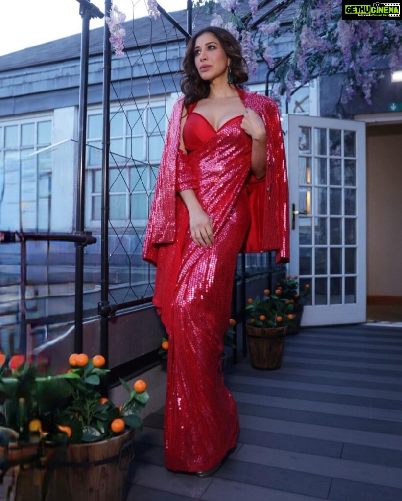 Sophie Choudry Instagram - That red sari girl❤️‍🔥 @manishmalhotra05 Love this sari jacket look! HMU @harryrajput64 📸 @boomstastudio Jewels @azotiique #sari #redsari #sequinsari #manishmalhotra #sophiechoudry #desigirl #styleinspo #beautyinspo Courthouse Hotel London