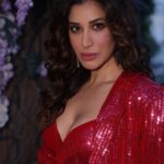 Sophie Choudry Instagram - That red sari girl❤️‍🔥 @manishmalhotra05 Love this sari jacket look! HMU @harryrajput64 📸 @boomstastudio Jewels @azotiique #sari #redsari #sequinsari #manishmalhotra #sophiechoudry #desigirl #styleinspo #beautyinspo Courthouse Hotel London