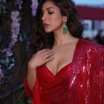 Sophie Choudry Instagram - That red sari girl❤️‍🔥 @manishmalhotra05 Love this sari jacket look! HMU @harryrajput64 📸 @boomstastudio Jewels @azotiique #sari #redsari #sequinsari #manishmalhotra #sophiechoudry #desigirl #styleinspo #beautyinspo Courthouse Hotel London