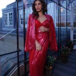 Sophie Choudry Instagram - That red sari girl❤️‍🔥 @manishmalhotra05 Love this sari jacket look! HMU @harryrajput64 📸 @boomstastudio Jewels @azotiique #sari #redsari #sequinsari #manishmalhotra #sophiechoudry #desigirl #styleinspo #beautyinspo Courthouse Hotel London