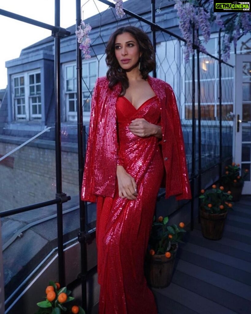 Sophie Choudry Instagram - That red sari girl❤️‍🔥 @manishmalhotra05 Love this sari jacket look! HMU @harryrajput64 📸 @boomstastudio Jewels @azotiique #sari #redsari #sequinsari #manishmalhotra #sophiechoudry #desigirl #styleinspo #beautyinspo Courthouse Hotel London