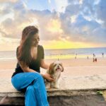 Sophie Choudry Instagram - Find someone who looks at you the way I look at her 😍🧿🐶 #mybaby #myjaan #purelove #dogmom #nofilterneeded #mumbai #sunsets #shihtzu #shihtzulovers #sophiechoudry Thank you for this incredible space for our babies Tanya. We love you❤️