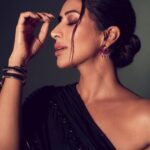 Sophie Choudry Instagram - Bling it on, Monday🖤 Outfit @shivanandnarresh Makeup @divyachablani15 Hair @loicindia Earrings @yogeshjasnaniofficial 📸 @visualaffairs_va Styling/coord @tanimakhosla Tku all of you for this amazing look!! #blackgown #legsfordays #redcarpetstyle #styleinspo #shivanandnarresh #beautyinspo #sophiechoudry #rubies