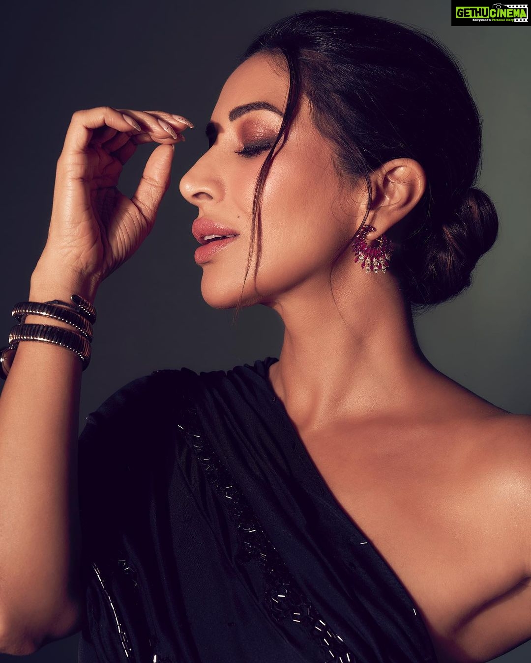 Sophie Choudry Instagram - Bling it on, Monday🖤 Outfit @shivanandnarresh Makeup @divyachablani15 Hair @loicindia Earrings @yogeshjasnaniofficial 📸 @visualaffairs_va Styling/coord @tanimakhosla Tku all of you for this amazing look!! #blackgown #legsfordays #redcarpetstyle #styleinspo #shivanandnarresh #beautyinspo #sophiechoudry #rubies