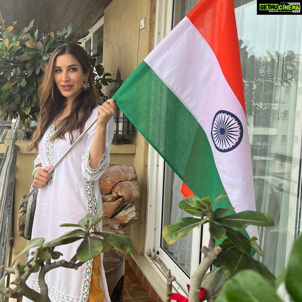 Sophie Choudry Instagram - वन्दे मातरम 🧡🤍💚 May we all strive for what our forefathers fought for; freedom, equality, respect, unity. Happy Independence Day🇮🇳 #independenceday #india #jaihind