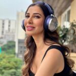 Sophie Choudry Instagram - The Dyson Zone has finally arrived in India🎧 I cannot even begin to explain how much I love them! For someone who is in the music industry, this is a blessing in disguise 😍 The audio quality is phenomenal and the advanced noise cancelling feature is noteworthy! Also, the battery life is insane- goes upto 50 hours once fully charged to ensure an unforgettable musical experience!! #dysonzone #dysonindia #gifted