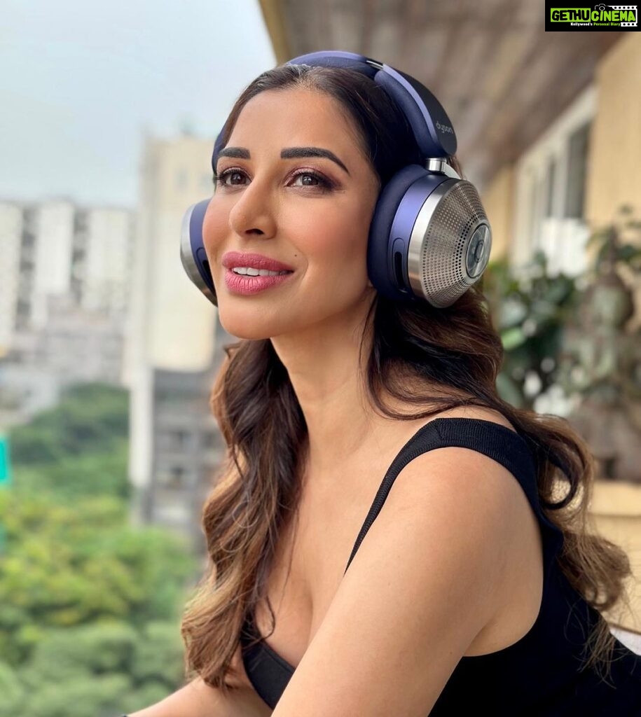 Sophie Choudry Instagram - The Dyson Zone has finally arrived in India🎧 I cannot even begin to explain how much I love them! For someone who is in the music industry, this is a blessing in disguise 😍 The audio quality is phenomenal and the advanced noise cancelling feature is noteworthy! Also, the battery life is insane- goes upto 50 hours once fully charged to ensure an unforgettable musical experience!! #dysonzone #dysonindia #gifted