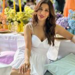 Sophie Choudry Instagram - Picnics in the park💕 #London #summertime Tku Shaz & Shayan.. as always the most incredible hosts💕 #london #vacaymode #picnic #sophiechoudry #summering Grosvenor Square