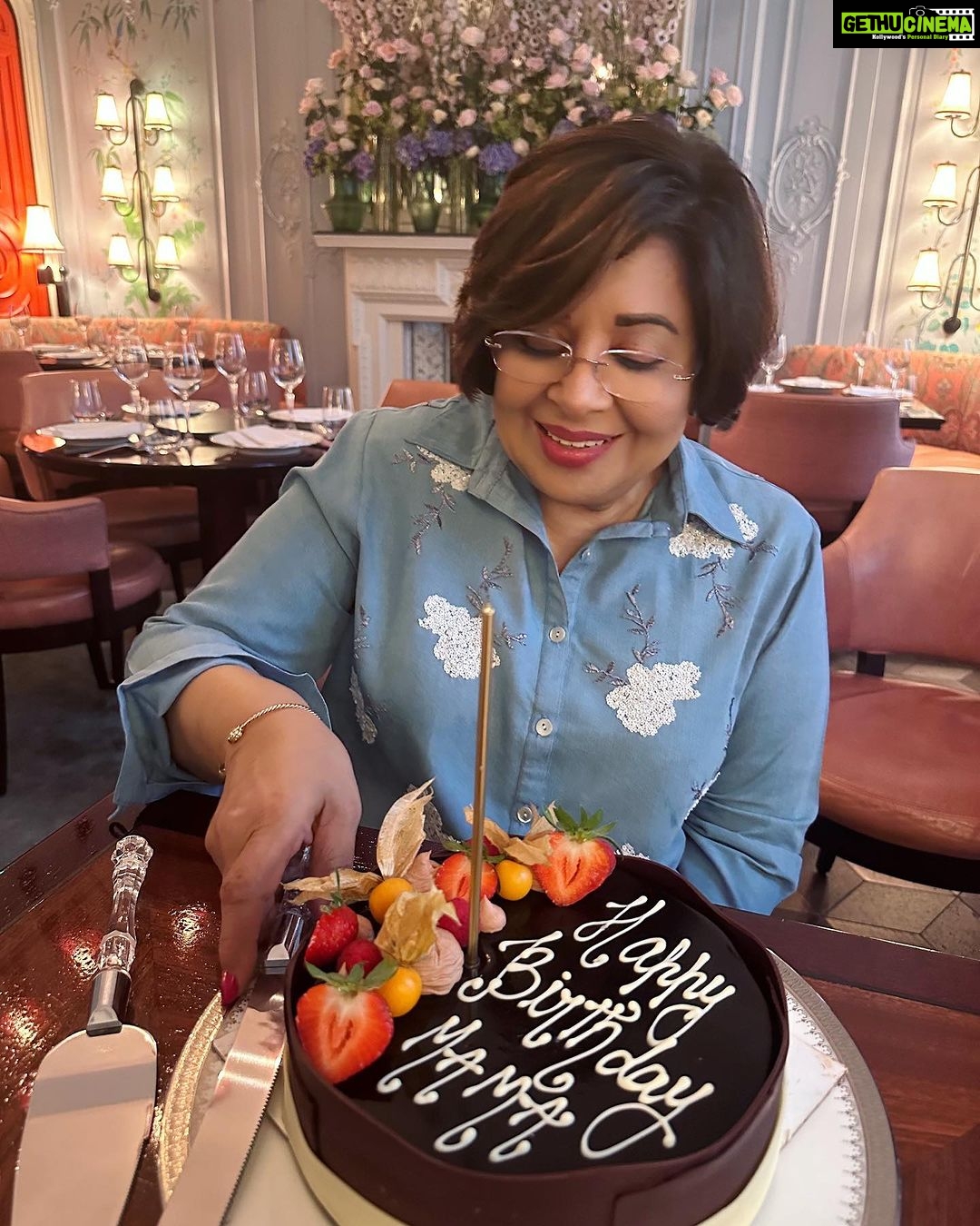 Sophie Choudry Instagram - Happy birthday to my world… love you so much Mama. All of us together on your bday after so many years… Wish you all the happiness and health in the world. You are our everything❤️❤️❤️ #happybdaymama #mamasgirl #london MiMi Mei Fair