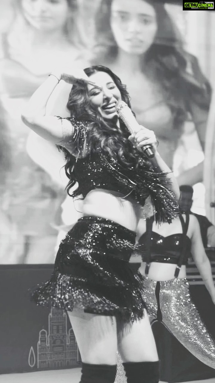 Sophie Choudry Instagram - BORN TO PERFORM🔥🤩🎤 #giglife #sophielive #epicnight #energy #mondaymotivation 🎥 @harmeetphotography @folkingfilms #sophiechoudry #stagestyle #teamsophie #hanifaslam #trendingsongs #taalsetaalmila
