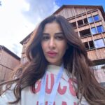 Sophie Choudry Instagram - Beaches are my happy place but mountains are my healing place… This year hasn’t been the best when it comes to health. From weird virals to my painful wrist, it’s been frustrating. So I needed to sort myself out. Only been a few days but already I feel rejuvenated, stronger, healthier and equipped with the right knowledge to continue my wellness journey. From workouts to walks in the mountains, from eating clean to cosy detox wraps & vitamin infusions this is the self care I really needed right now. Tku for always healing me @mayrlife_official ❤️ #mayrlifealtaussee #appreciationpost #wellness #health #detox #fitnessgoals #mountains #mothernature #austria #altaussee #sophiechoudry Mayrlife Altaussee