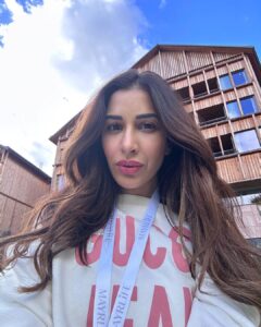 Sophie Choudry Instagram - Beaches are my happy place but mountains are my healing place…

This year hasn’t been the best when it comes to health. From weird virals to my painful wrist, it’s been frustrating. So I needed to sort myself out. 
Only been a few days but already I feel rejuvenated, stronger, healthier and equipped with the right knowledge to continue my wellness journey. From workouts to walks in the mountains, from eating clean to cosy detox wraps & vitamin infusions this is the self care I really needed right now. Tku for always healing me  @mayrlife_official ❤️ 

#mayrlifealtaussee #appreciationpost #wellness #health #detox #fitnessgoals #mountains #mothernature #austria #altaussee #sophiechoudry