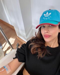 Sophie Choudry Instagram - Beaches are my happy place but mountains are my healing place…

This year hasn’t been the best when it comes to health. From weird virals to my painful wrist, it’s been frustrating. So I needed to sort myself out. 
Only been a few days but already I feel rejuvenated, stronger, healthier and equipped with the right knowledge to continue my wellness journey. From workouts to walks in the mountains, from eating clean to cosy detox wraps & vitamin infusions this is the self care I really needed right now. Tku for always healing me  @mayrlife_official ❤️ 

#mayrlifealtaussee #appreciationpost #wellness #health #detox #fitnessgoals #mountains #mothernature #austria #altaussee #sophiechoudry