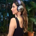 Sophie Choudry Instagram - The Dyson Zone has finally arrived in India🎧 I cannot even begin to explain how much I love them! For someone who is in the music industry, this is a blessing in disguise 😍 The audio quality is phenomenal and the advanced noise cancelling feature is noteworthy! Also, the battery life is insane- goes upto 50 hours once fully charged to ensure an unforgettable musical experience!! #dysonzone #dysonindia #gifted
