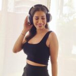 Sophie Choudry Instagram - The Dyson Zone has finally arrived in India🎧 I cannot even begin to explain how much I love them! For someone who is in the music industry, this is a blessing in disguise 😍 The audio quality is phenomenal and the advanced noise cancelling feature is noteworthy! Also, the battery life is insane- goes upto 50 hours once fully charged to ensure an unforgettable musical experience!! #dysonzone #dysonindia #gifted