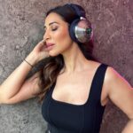 Sophie Choudry Instagram - The Dyson Zone has finally arrived in India🎧 I cannot even begin to explain how much I love them! For someone who is in the music industry, this is a blessing in disguise 😍 The audio quality is phenomenal and the advanced noise cancelling feature is noteworthy! Also, the battery life is insane- goes upto 50 hours once fully charged to ensure an unforgettable musical experience!! #dysonzone #dysonindia #gifted