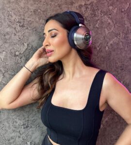 Sophie Choudry Instagram - The Dyson Zone has finally arrived in India🎧 I cannot even begin to explain how much I love them! For someone who is in the music industry, this is a blessing in disguise 😍 The audio quality is phenomenal and the advanced noise cancelling feature is noteworthy! Also, the battery life is insane- goes upto 50 hours once fully charged to ensure an unforgettable musical experience!! #dysonzone #dysonindia #gifted